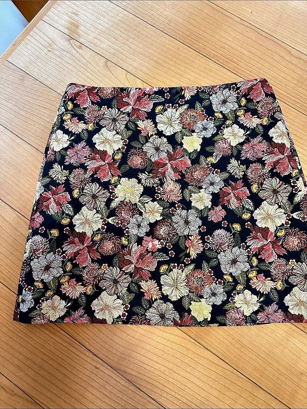LOFT Floral Mini Skirt in Black & Red Size 8 Like New